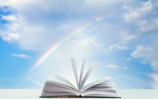 木桌上的书图片下载