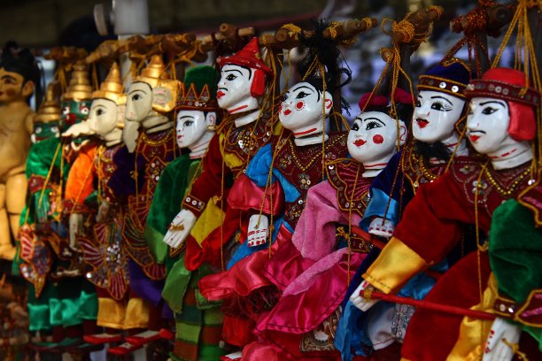 手工制作的木偶戏，用紫色的阴影颜色搭配鲜艳的裙子图片下载