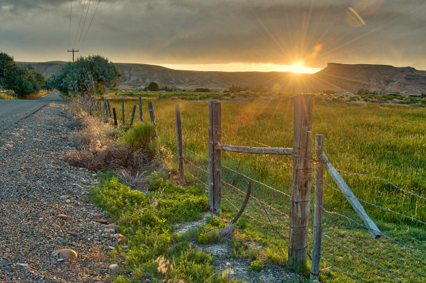 地平线上的沙漠山丘上的日落图片下载
