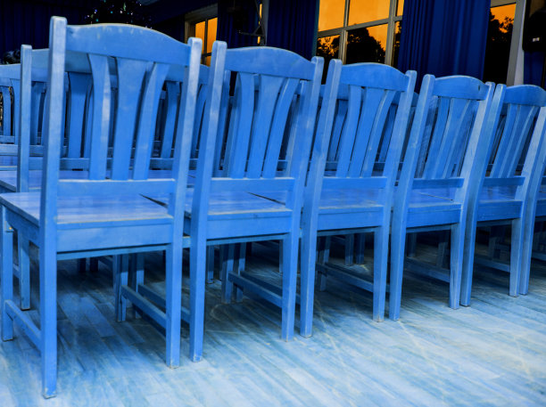 大厅里摆着一排蓝色的椅子图片下载