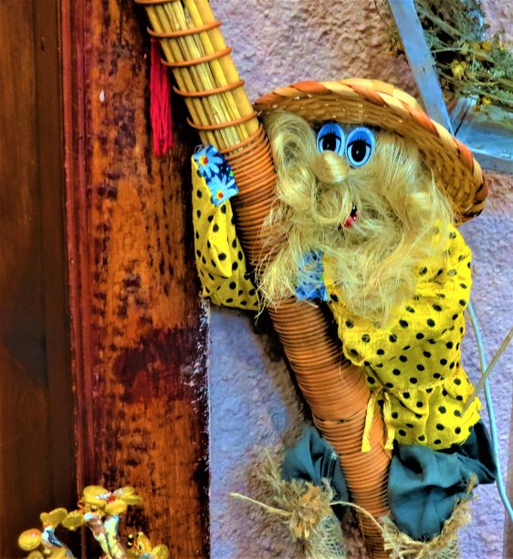 一个用稻草做的Domovoy玩具。图片下载