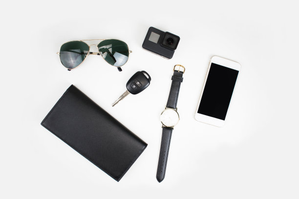 黑色旅行设置俯视图手表，相机，钱包，汽车钥匙，太阳镜和智能手机在一个白色的背景。孤立的背景。图片下载