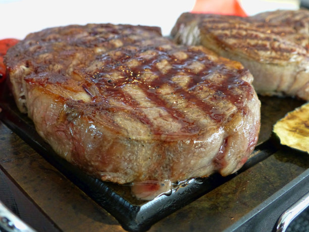 在烤架上烤肉的菜肴图片下载