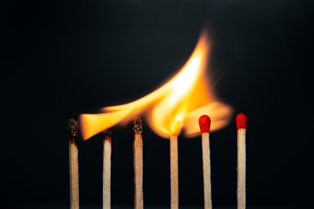 组匹配燃烧的黑色背景细节艺术图片下载