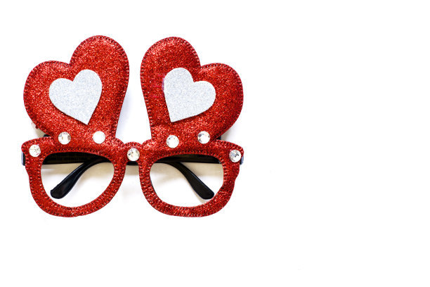 红色情人节心形眼镜。顶部视图与复制空间上的白色背景图片下载