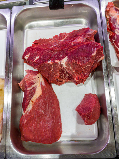肉店新鲜牛肉的垂直照片图片下载
