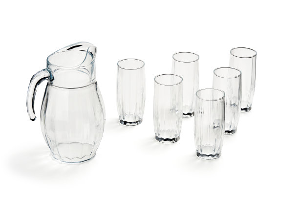 一套六个透明的水杯和一个玻璃壶图片下载