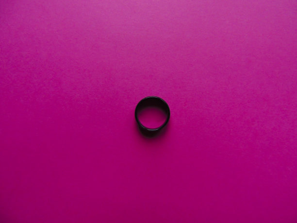 粉色背景上的金属环图片下载