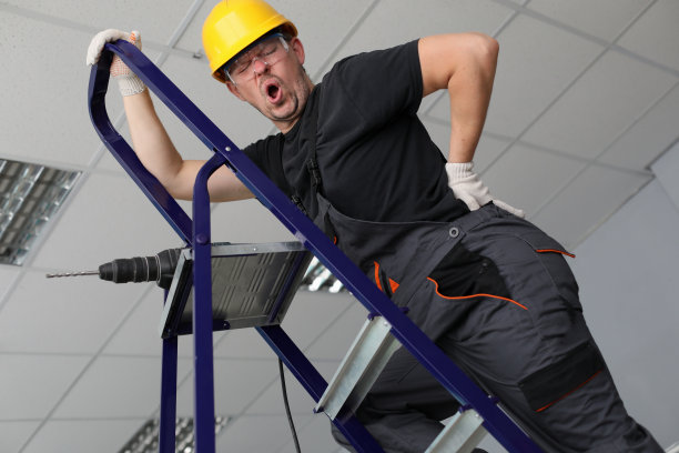 成年白人勤杂工手拉手图片下载