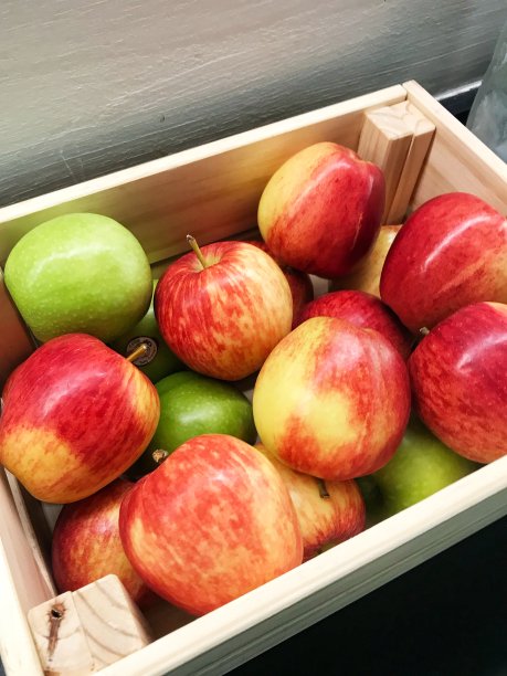 木篮子里的新鲜苹果图片下载
