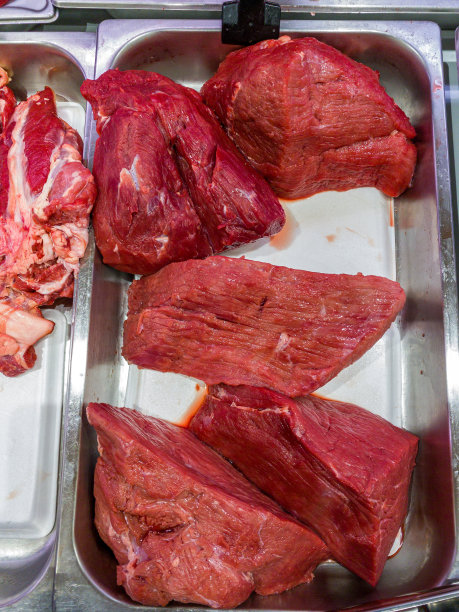 肉店新鲜牛肉的垂直照片图片下载
