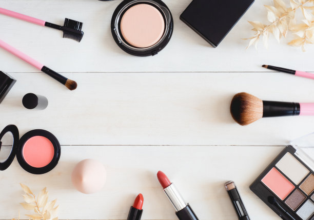 顶视图的化妆品概念与口红，化妆品，眼影调色板，粉白色表背景。图片下载