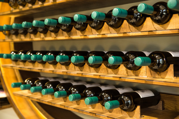 精选酒窖中的葡萄酒图片下载
