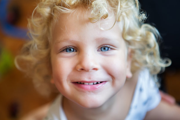 可爱的小男孩图片下载