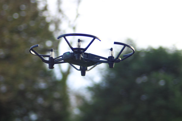 没有机组人员的小型飞机。新技术。图片下载