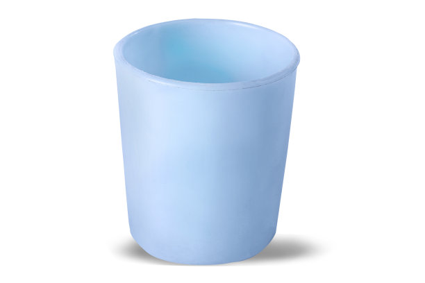 蓝色的学校办公室笔筒，白色的背景。图片下载