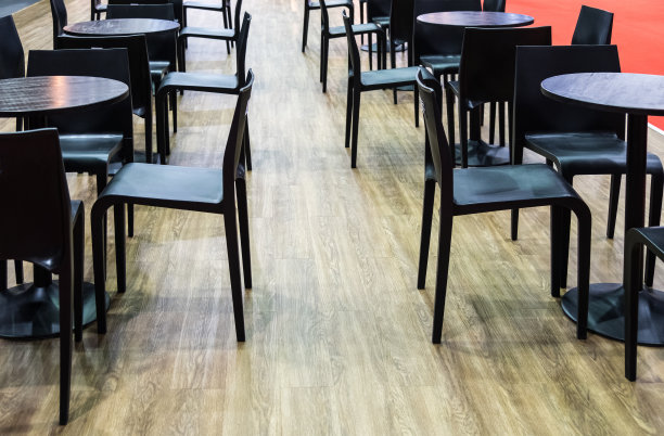 集团的现代黑色桌椅为客户设置。图片下载