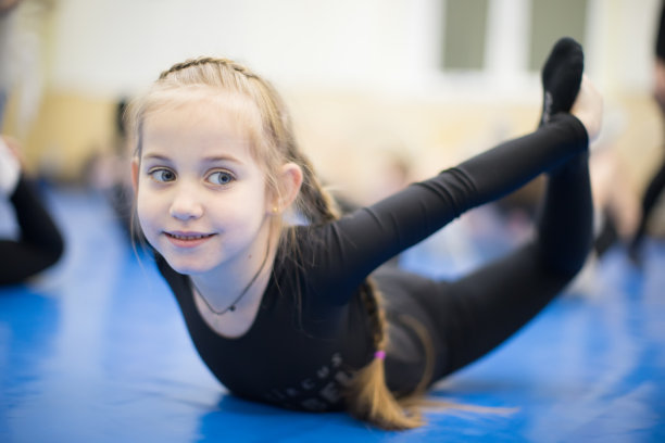 一个女孩在杂技课上伸展她的背部图片下载
