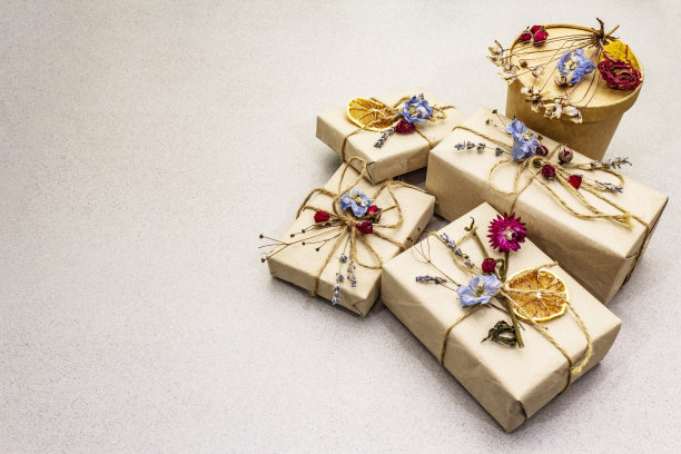 零浪费礼物理念。情人节或生日环保包装。牛皮纸制作的节日礼盒，搭配不同的有机装饰。石混凝土背景图片下载