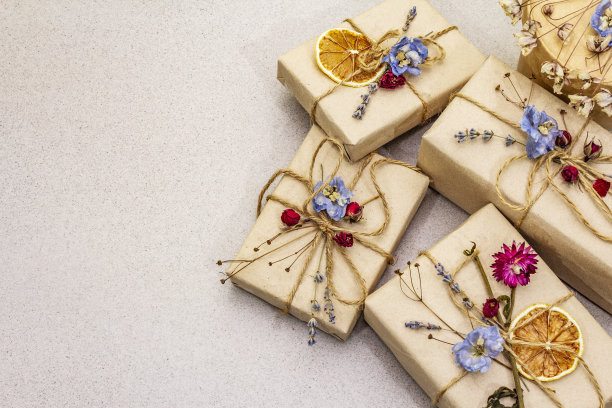零浪费礼物理念。情人节或生日环保包装。牛皮纸制作的节日礼盒，搭配不同的有机装饰。石混凝土背景图片下载