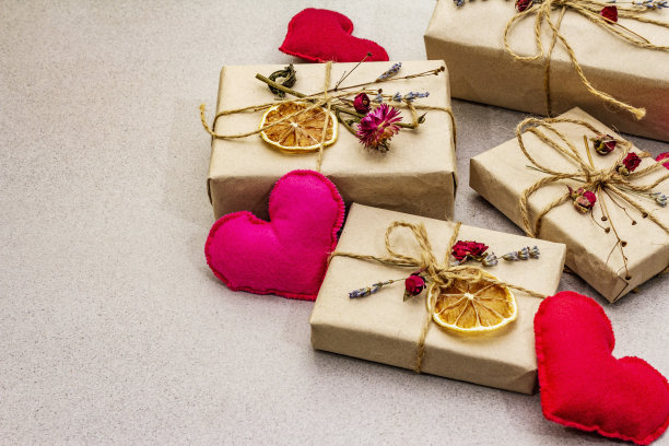 零浪费礼物理念。情人节或生日环保包装。牛皮纸制作的节日礼盒，搭配不同的有机装饰。石混凝土背景图片下载