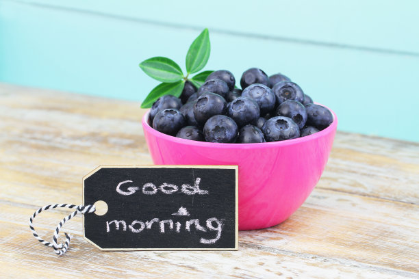 早上好卡片上有一碗新鲜的蓝莓放在质朴的木质表面上图片下载