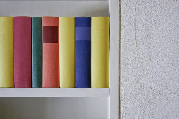 细节准确的书在一个白色的书架在白色的墙壁图片下载