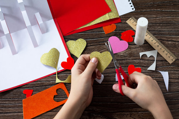 孩子做了一张生日卡片。步骤12。儿童艺术项目为儿童制作工艺品。工艺为儿童。图片下载