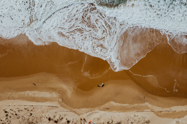 海浪和冲浪者从上面看海滩图片下载