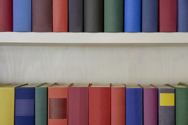 在书架上精确排列的彩色书籍图片下载