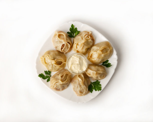 一盘螳螂配酸奶油，用欧芹叶装饰，俯视图图片下载