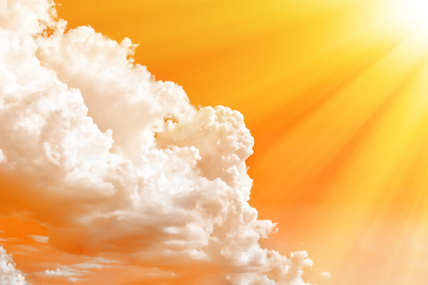 橙色的天空，白云和炽热的阳光。全球变暖主题概念摄影图片下载