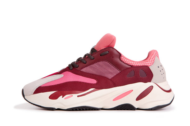 彩色运动鞋特写。现代时尚运动鞋侧视图。图片下载