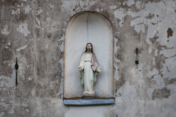 一个古老的白色教堂背景上耶稣的象征。图片下载