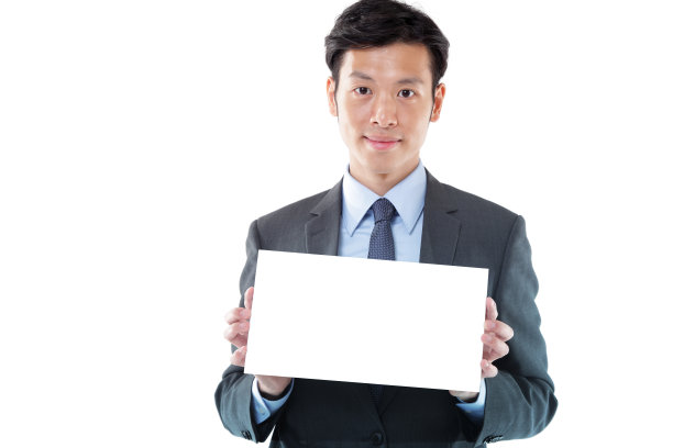 年轻的亚洲商人微笑着举着一个空白的标志在白色的背景图片下载