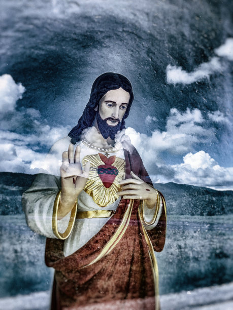 在保护玻璃后面的基督教路边神殿图片下载