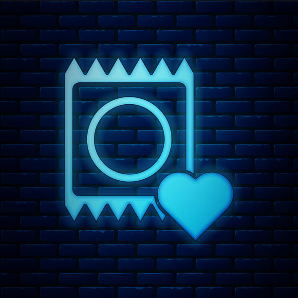 发光的霓虹灯安全套在包装图标孤立的砖墙背景。安全的爱的象征。男性避孕方法。矢量图图片下载