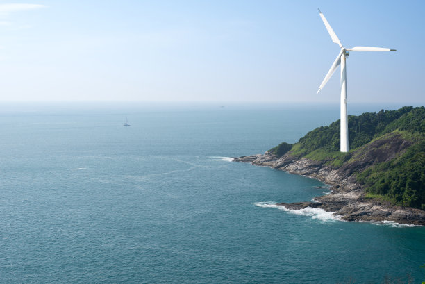 风力涡轮机位于海上的岛屿上发电图片下载