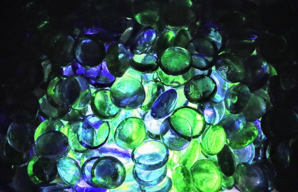 抽象形象的蓝色和绿色玻璃珠图片下载