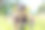 可爱女孩在春山草地上欣赏野花的肖像图片下载