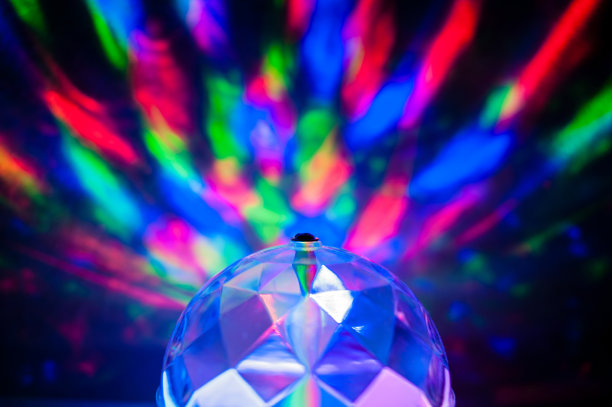 迪斯科球投射在墙上的混合颜色图片下载