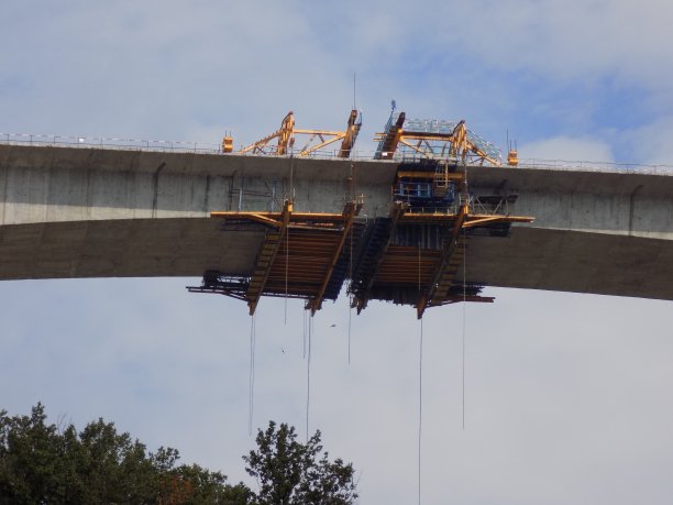 建造一座横跨峡谷的桥图片下载