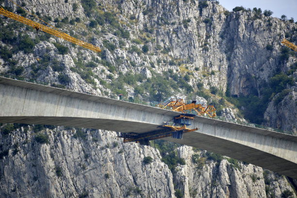 建造一座横跨峡谷的桥图片下载
