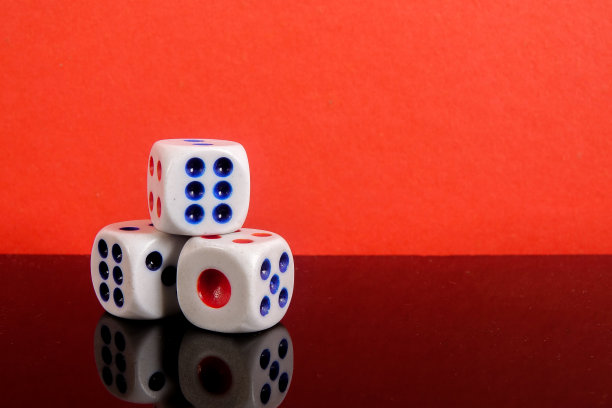 堆叠骰子在一个红色的背景图片下载