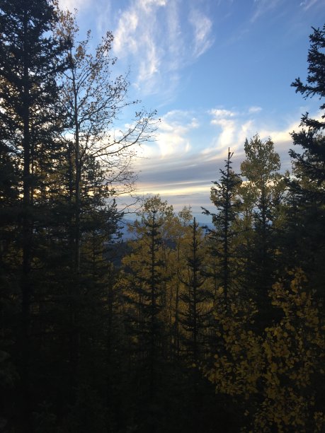 日落时分，在圣达菲的山上图片下载