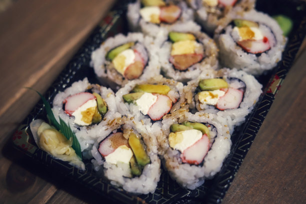 特写图像的费城寿司卷在一个黑色的托盘图片下载