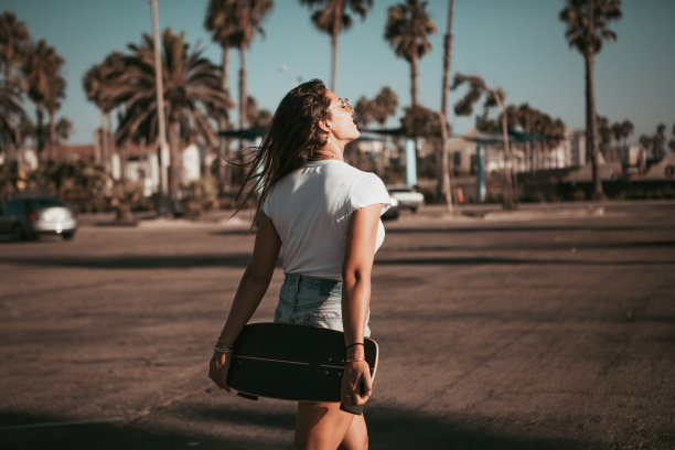 圣塔莫尼卡的一个停车场上有个滑冰高手。加州图片下载