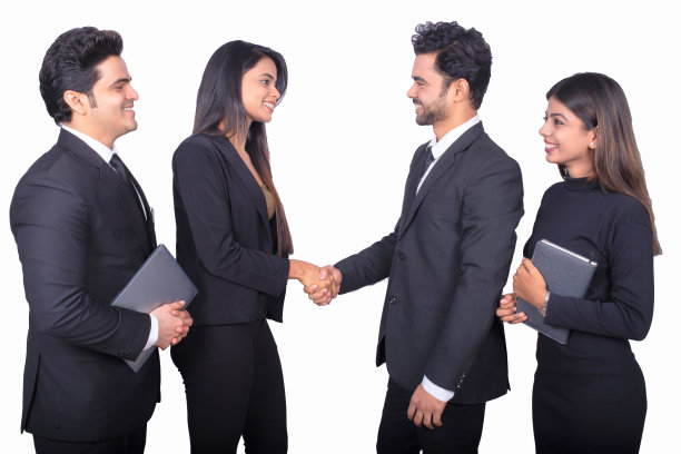 商务人士在白色背景下握手。他们正在完成一笔交易。图片下载