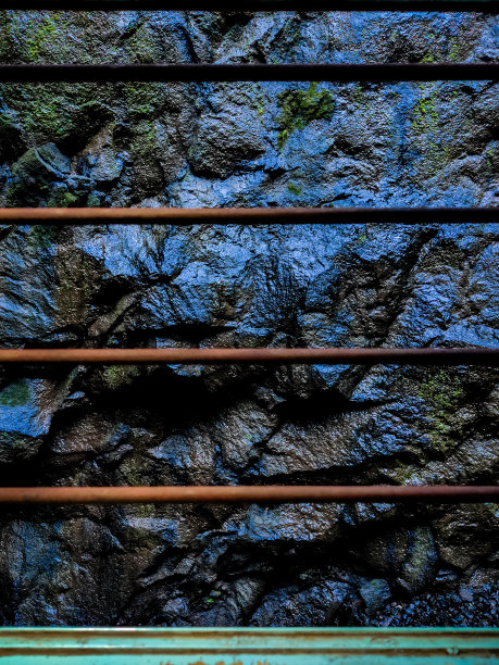 在火车窗户上拍摄的山岩照片。图片下载