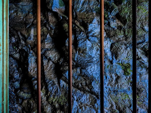 在火车窗户上拍摄的山岩照片。图片下载